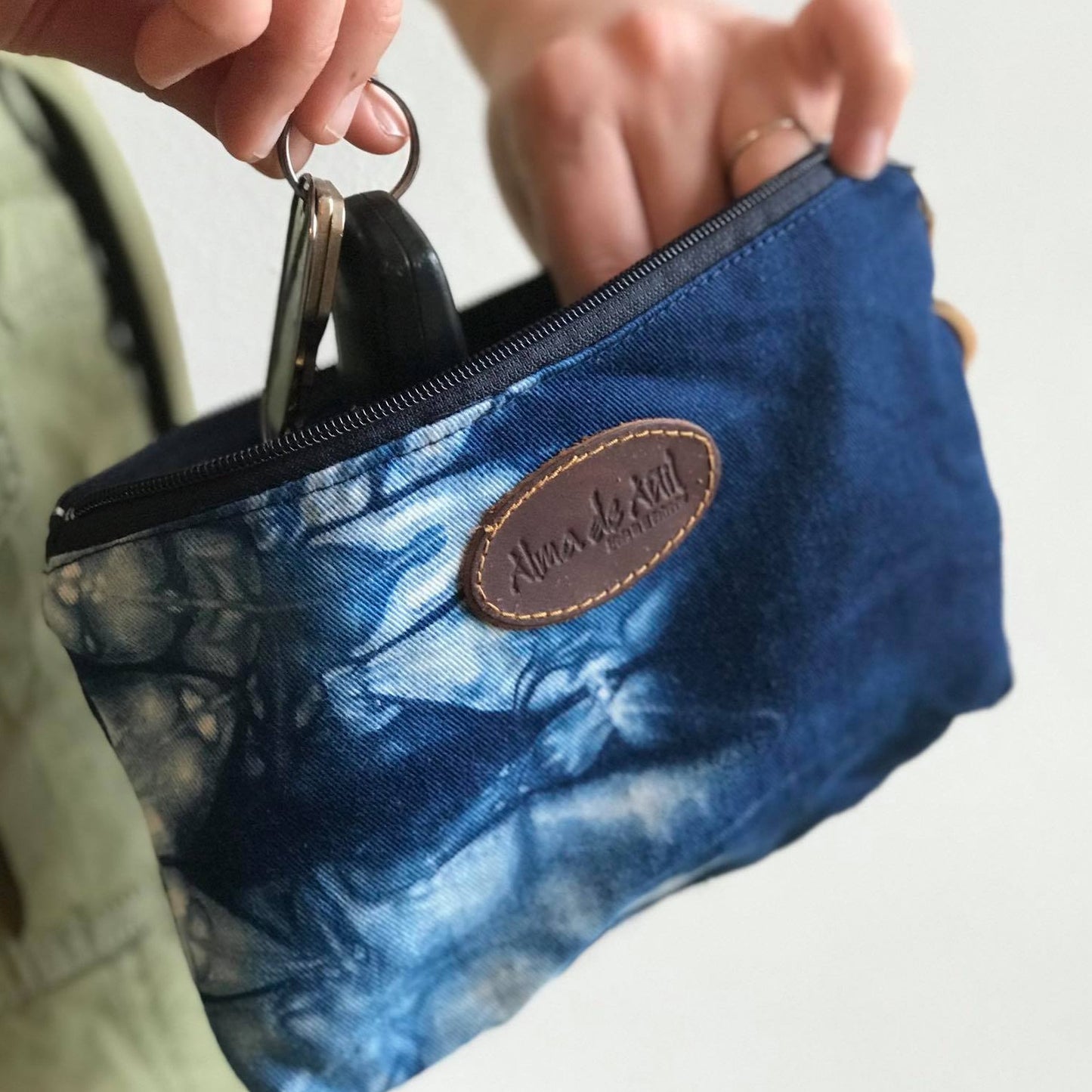 Alma de Añil Wristlet